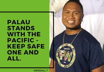 L'image contient une citation en lettres noires sur fond vert à gauche et montre un homme souriant joyeusement à la caméra à droite.