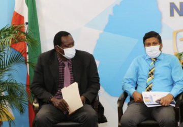 Un panel présente le protocole d'accord conclus avec le gouvernement de Sainte-Lucie pour soutenir l’extension du Programme national d’aide publique.