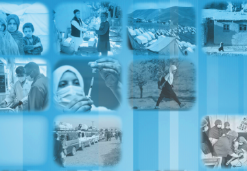 صور بالأبيض والأسود لأشخاص في أفغانستان وراء خلفية زرقاء.