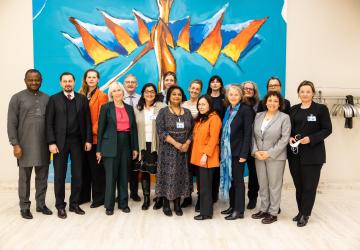 مسؤولو الأمم المتحدة يقفون مجموعين لالتقاط صورة فوتوغرافية.