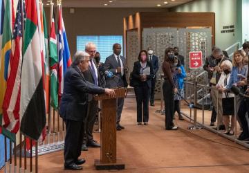 يطلع الأمين العام أنطونيو غوتيريش (على المنصة) الصحافيين على آخر المستجدات فيما يتعلق بتغير المناخ مؤتمر الأطراف السابع والعشرين في مدينة شرم الشيخ المصرية.