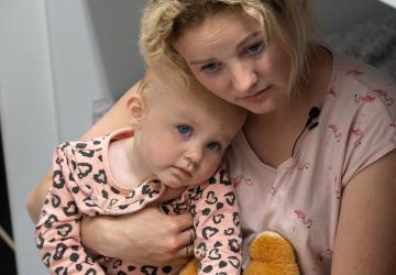 молодая женщина обнимает маленького ребенка