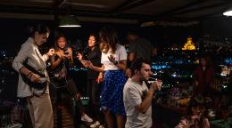 مجموعة من الأصدقاء يرقصون بعد العشاء في تبليسي.