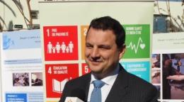 Photo de Philippe Poinsot, le nouveau Coordonnateur résident de l'ONU en Côte d’Ivoire, lors d'une interview devant un panneau représentant les ODD.