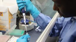 موظف في المختبر أثناء إجراء اختبار فيروس كورونا.