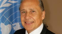 Foto oficial muestra a Gustavo González delante de la bandera de la ONU.