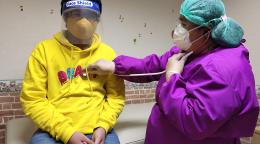 Un niño se somete a una revisión médica en medio de los casos de COVID-19 en Filipinas.