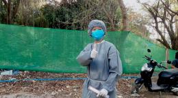  Min Min en el centro de cuarentena de Pyay con el equipo de protección personal de cuerpo completo.