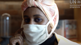 Una captura de pantalla del vídeo producido por el PNUMA que muestra a la nativa de Somalia, la diseñadora Nimco Ada.