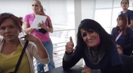 Plusieurs femmes transgenres sont réunies dans le cadre du programme de l’ONU. L'une elles, au premier plan de l’image, sourit à la caméra en levant le pouce.