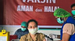 Faridah Syafi, 42 ans, travailleuse de la santé à Manokwari, dans la province de Papouasie occidentale, se fait vacciner contre la COVID-19 dans un centre de santé communautaire local.