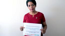 Zoe Rasoaniaina, de l'ONU à Madagascar, tient une pancarte où l'on peut lire qu'elle voudrait faire connaître davantage d'histoires venant du terrain via le site web de l'équipe de pays de l'ONU à Madagascar.