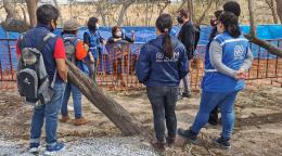 Hombres y mujeres en una reunión sobre el terreno para preparar a las personas y familias que viven en el campo informal de Matamorosm México, para su entrada en EE UU.