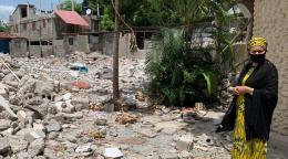 La Vicesecretaria General de la ONU, Amina Mohammed, se encuentra a la derecha de los restos de lo que fueron viviendas.
