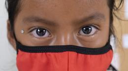 戴口罩的女孩的面部特写。