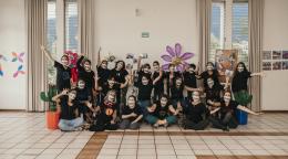 أعضاء منظمة "Mujeres con Capacidad de Soñar a Coloures" يقفون سويًا أمام جدار لالتقاط صورة.