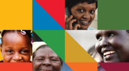 Page de couverture où figure le portrait de plusieurs hommes, femmes et enfants souriants sur fond uni bleu.