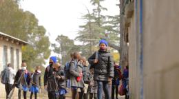 Groupe d’écolières de l'école primaire St John, dans le district de Mafeteng, au Lesotho, toutes portant un masque de protection respiratoire.