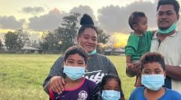 一家六口在芒果岛上。