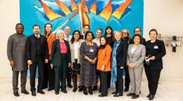 مسؤولو الأمم المتحدة يقفون مجموعين لالتقاط صورة فوتوغرافية.