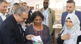 يتحدث المنسق المقيم ومنسق الشؤون الإنسانية للأمم المتحدة في أفغانستان الدكتور رامز الأكبروف والمنسقة المقيمة للأمم المتحدة في أوزبكستان رولي أستانا مع شكيبة صمدي، وهي طالبة في المركز التعليمي لتدريب المواطنين الأفغان في ترميز بأوزبكستان.