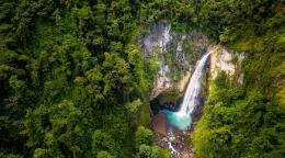 أحد أعظم شلالات دومينيكا.