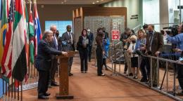 يطلع الأمين العام أنطونيو غوتيريش (على المنصة) الصحافيين على آخر المستجدات فيما يتعلق بتغير المناخ مؤتمر الأطراف السابع والعشرين في مدينة شرم الشيخ المصرية.