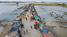 巴基斯坦信德省一个被洪水淹没的住宅区