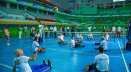 残疾球员打排球。