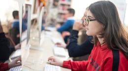 一名女性正在使用电脑