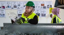 Une femme trie du plastique dans une usine de recyclage en Jordanie.