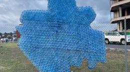 Sculpture de bouteilles en plastique recyclées. Photo de Savina Ammassari