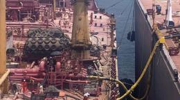 The UN has started a complex operation to transfer crude oil from a decaying supertanker stranded off the coast of Yemen since 2015.