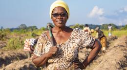 Légende: Yao Adjoua Thérèse, Secrétaire générale de l'Union de coopératives Les Moissonneurs. Un exemple inspirant de l'autonomisation des femmes entrepreneures en Afrique grâce à des projets d'appui comme AFAWA. Photo : © ONU Femmes/Stephane Joel Dah