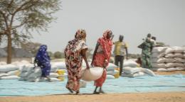 لاجئات سودانيات يحصلن على حصتهن من المساعدات الغذائية في تشاد.