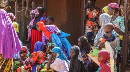 Des femmes et des enfants attendent des rations lors d'une distribution du PAM dans la région de Tahoua au Niger.