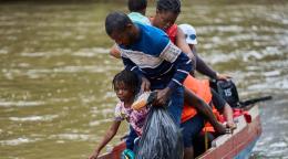 Una familia haitiana llega un centro temporal de recepción tras cruzar la selva del Darién.    