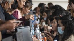 Refugiados registrándose tras llegar a Goris, Armenia.