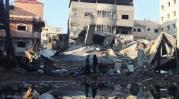 Двое мужчин на обломках разрушенные здания в ходе бомбежек в городе Рафах, сектор Газа.