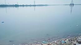 Река в Пакистане, берег реки которой полностью загрязнен пластиковыми отходами