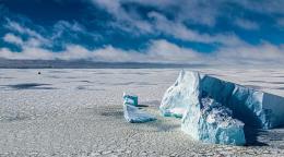 Арктическая пустыня с глыбами льда на переднем плане.