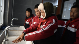 一群高原上的孩子正在排队洗手