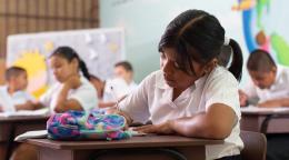 Una niña toma apuntes en su cuaderno durante una clase en Costa Rica (foto de archivo).