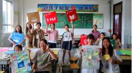 一群孩子在教室里很愉快展示自己的学习资料