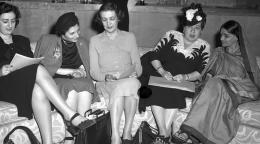 Черно-белая фотография пресс-конференции ООН Женщины в Нью-Йорке в 1976 году, женщин сидят на диване.