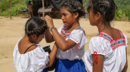 三个女孩在撑伞