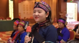 傣族妇女手持话筒准备发言