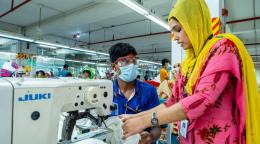 Два человека работают у швейной машинки