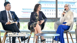 左边一位男士，中间一位女士，右边另外一位包着头巾的女士，坐在一起手持话筒分享新书内容