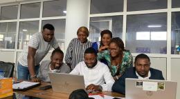 Jóvenes de la ciudad de Bata preparando el plan de acción para el terreno.